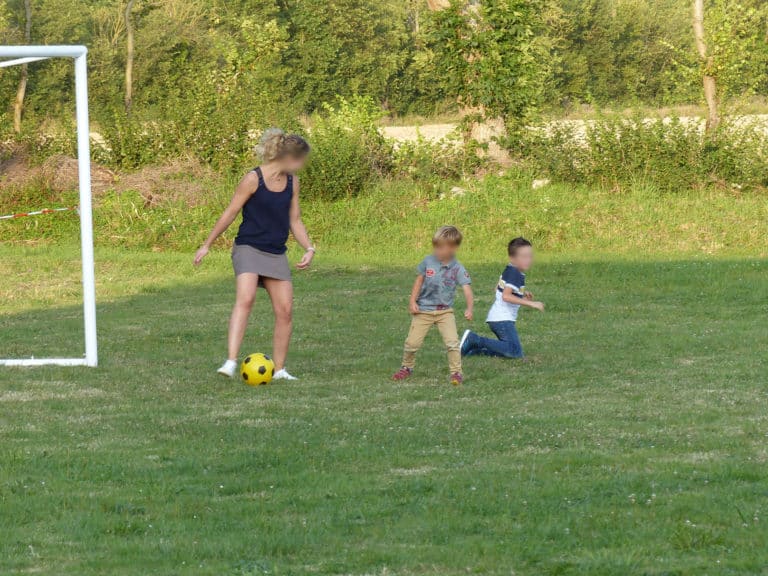 salle-fete-exterieur-terrain-jeux-petanque-foot-molkky-terrasse-enfants-pelouse-jeu